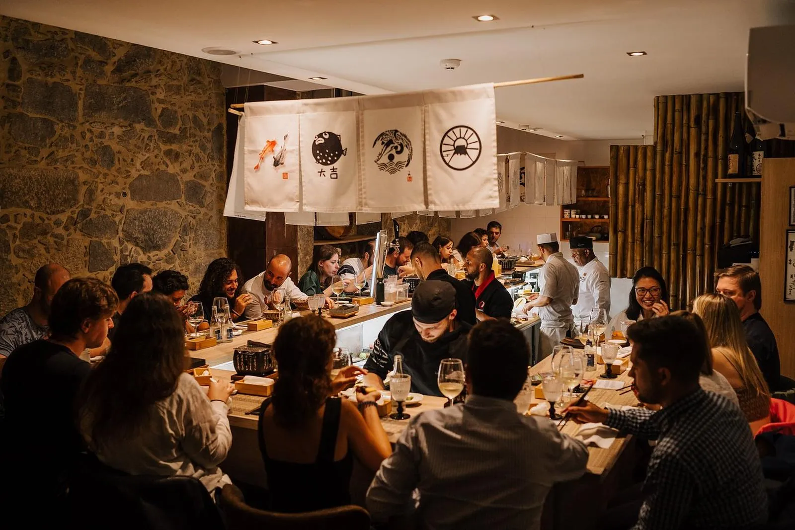 O balcão do Omakase Braga durante o serviço