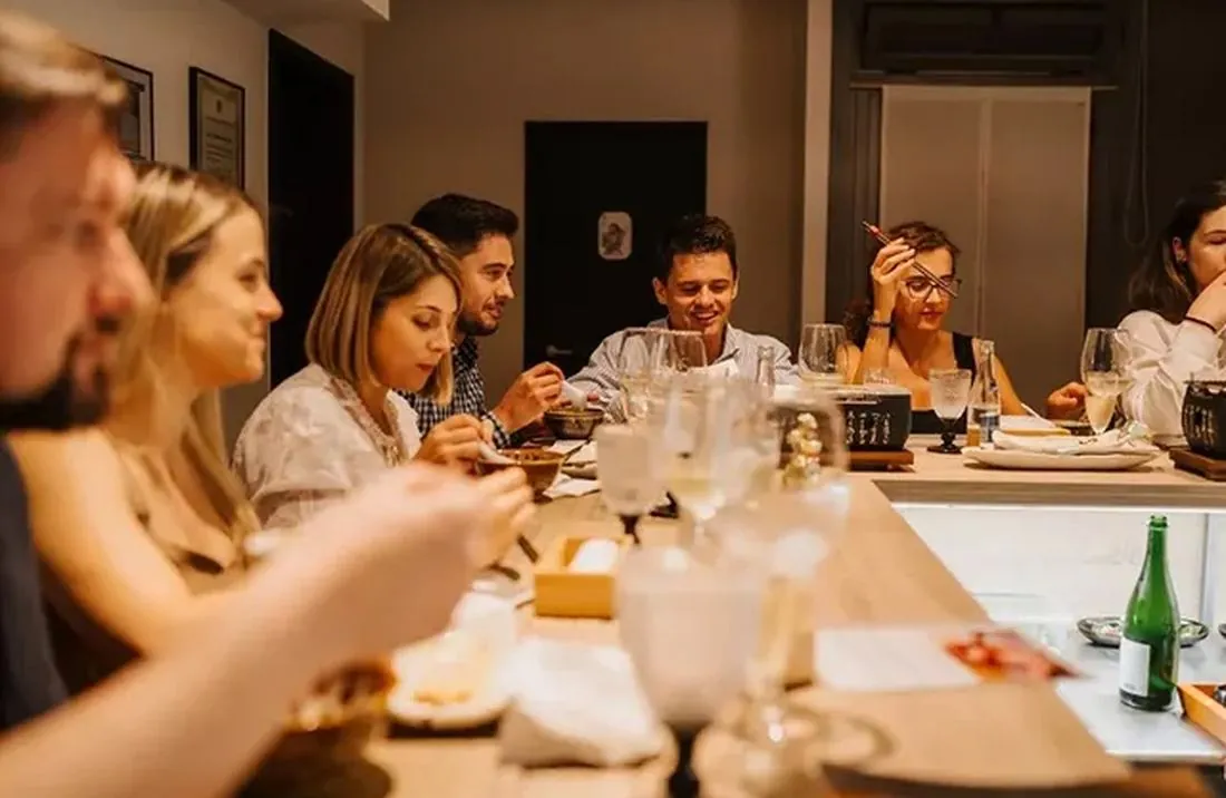 Clientes ao balcão durante a Omakase Experience