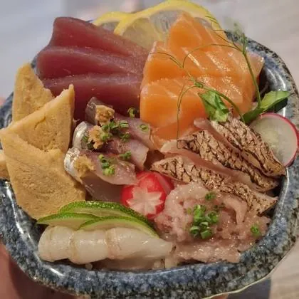 Chirashi servido numa tigela