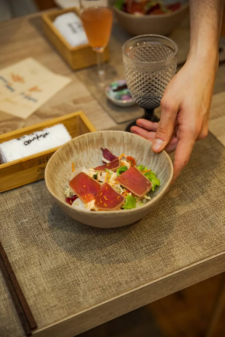 Tataki de atum servido à mesa no Menu Almoço